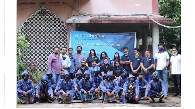 Raincoat Distribution for the Rickshaw pullers by JCI 