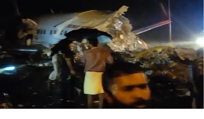 India plane breaks in Kerala 17 killed including 2 pilots, 60 injured